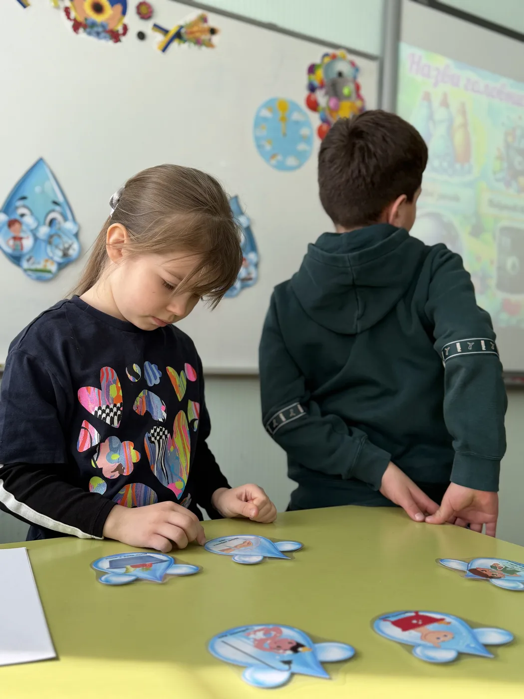 Учениця зосереджено працює на уроці